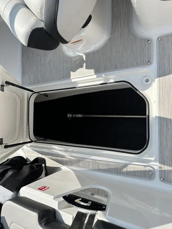 Slide: The Image of Sea Ray SPX 210 Outboard 2026 - 15