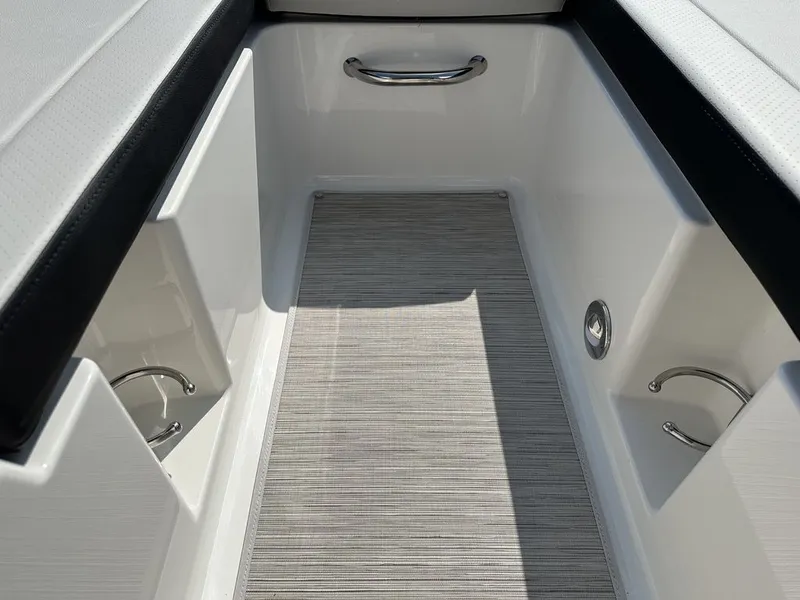Slide: The Image of Sea Ray SPX 210 Outboard 2026 - 30