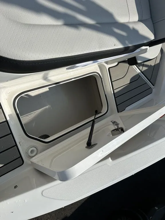 Slide: The Image of Sea Ray SPX 210 Outboard 2026 - 11