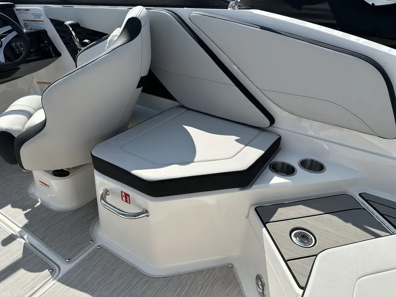 Slide: The Image of Sea Ray SPX 210 Outboard 2026 - 19