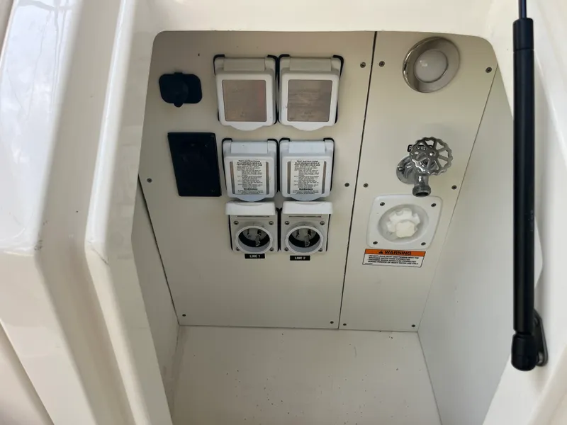 Slide: The Image of Sea Ray 320 SUNDANCER 2020 - 45