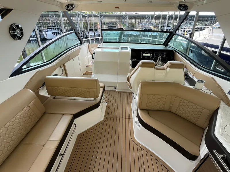 Slide: The Image of Sea Ray 320 SUNDANCER 2020 - 40