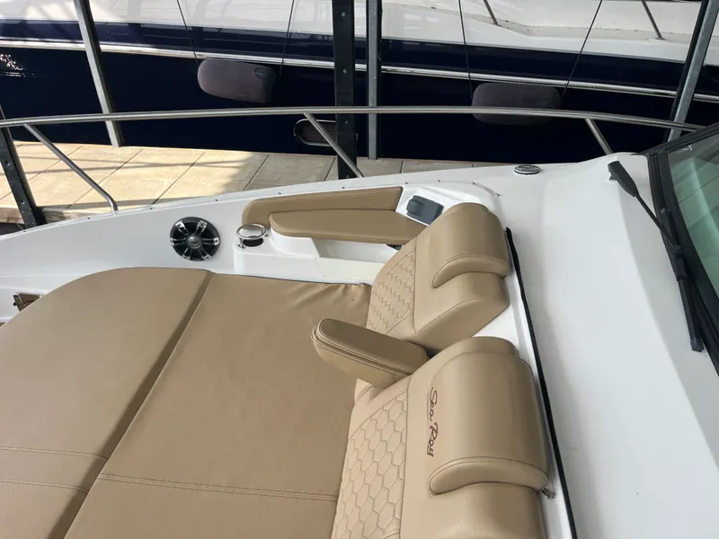 Slide: The Image of Sea Ray 320 SUNDANCER 2020 - 60