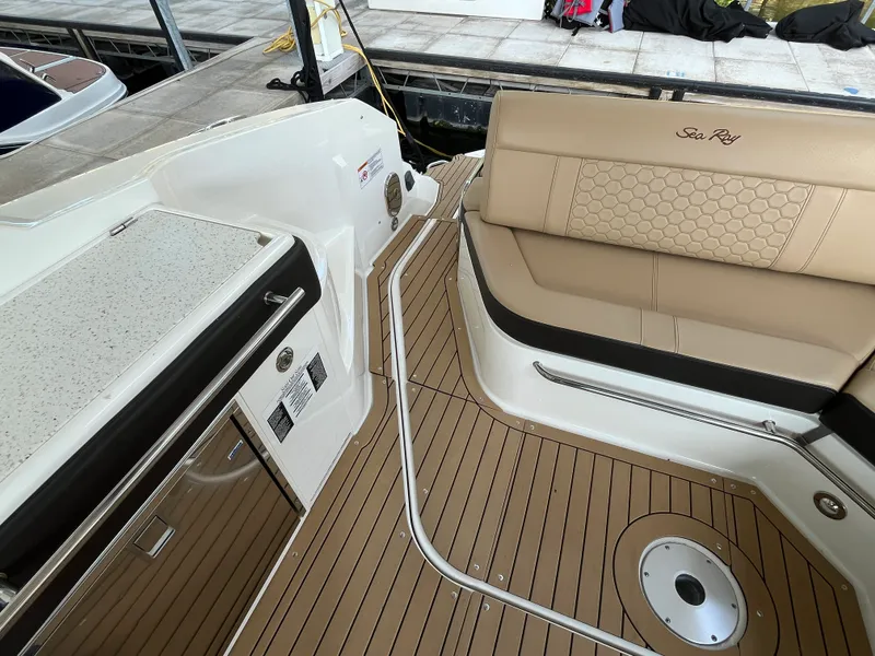 Slide: The Image of Sea Ray 320 SUNDANCER 2020 - 34