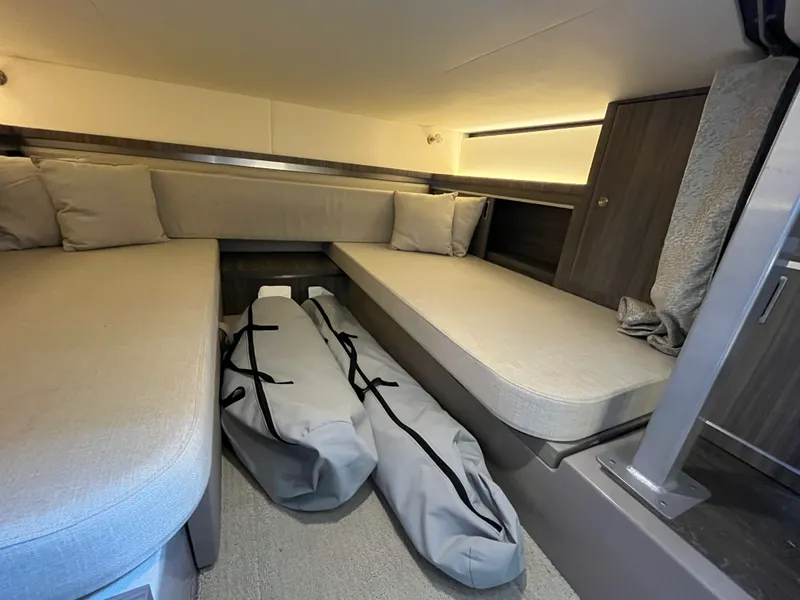 Slide: The Image of Sea Ray 320 SUNDANCER 2020 - 19