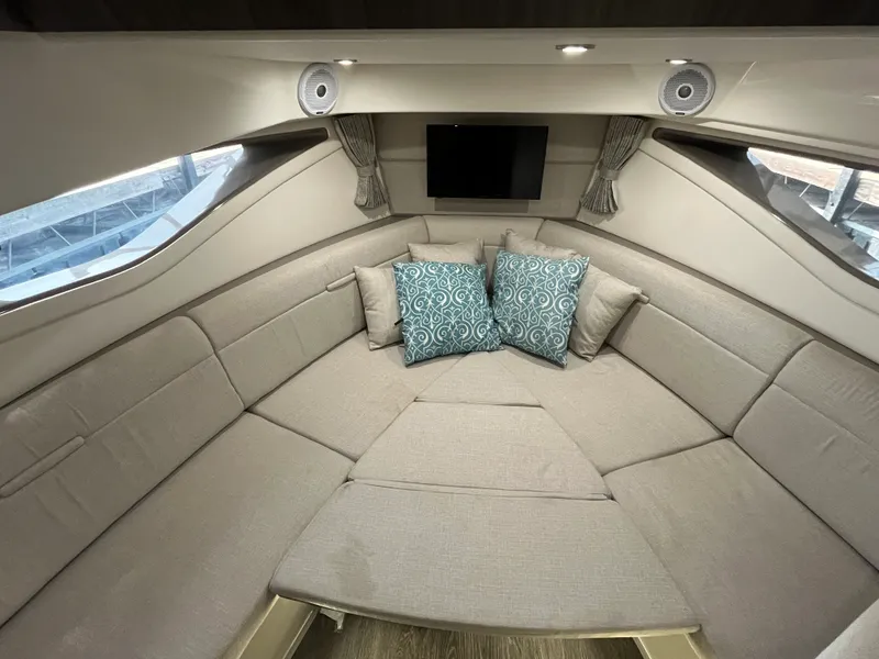 Slide: The Image of Sea Ray 320 SUNDANCER 2020 - 26