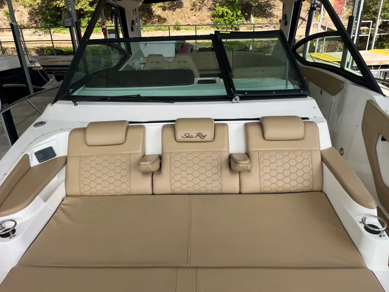 Slide: The Image of Sea Ray 320 SUNDANCER 2020 - 58