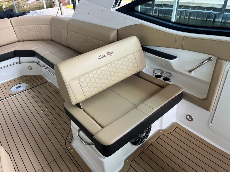 Slide: The Image of Sea Ray 320 SUNDANCER 2020 - 51