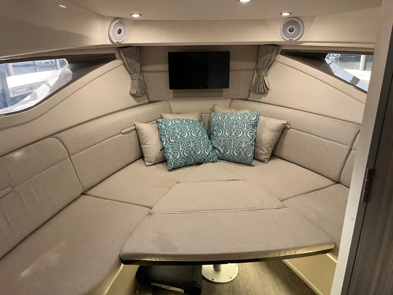 Slide: The Image of Sea Ray 320 SUNDANCER 2020 - 23