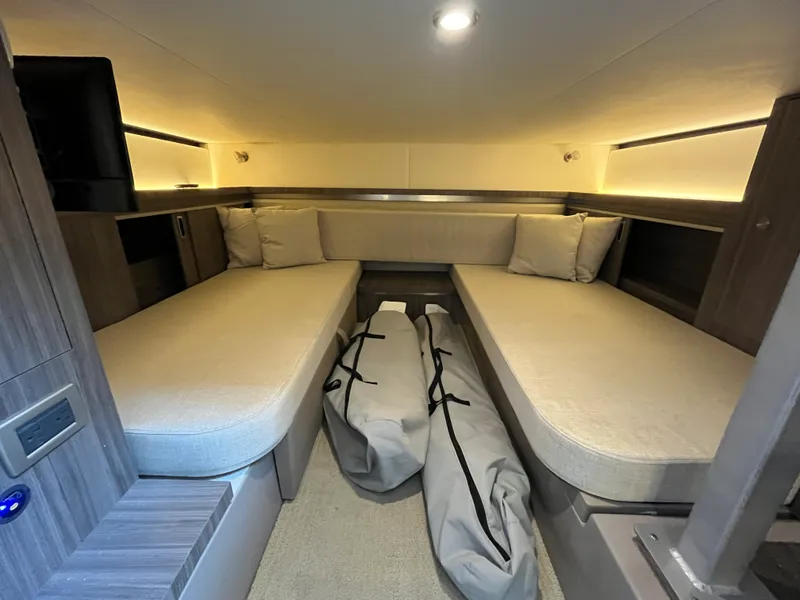 Slide: The Image of Sea Ray 320 SUNDANCER 2020 - 17