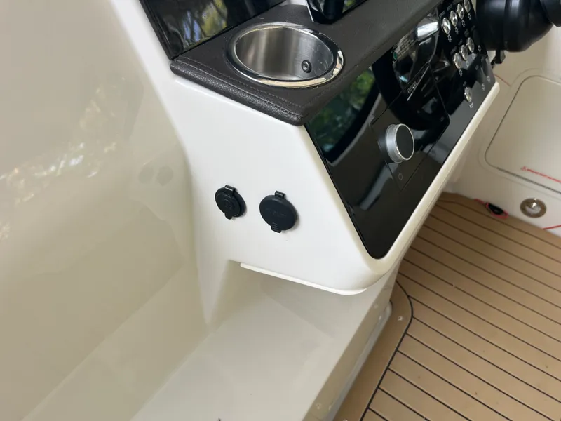 Slide: The Image of Sea Ray 320 SUNDANCER 2020 - 15