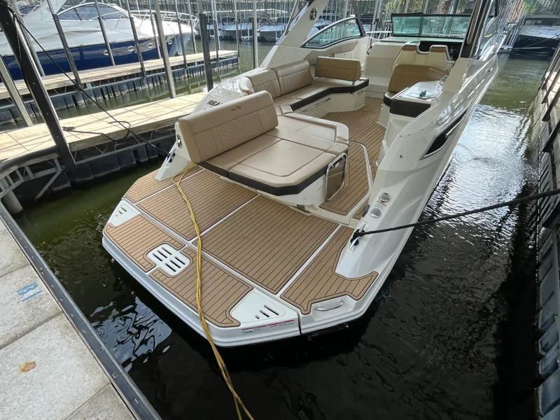 Slide: The Image of Sea Ray 320 SUNDANCER 2020 - 43