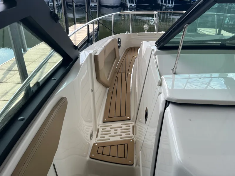 Slide: The Image of Sea Ray 320 SUNDANCER 2020 - 53