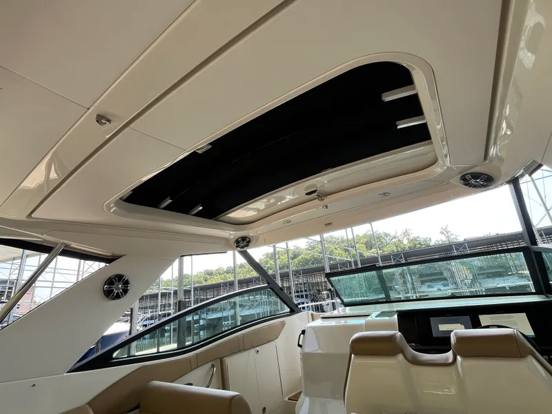 Slide: The Image of Sea Ray 320 SUNDANCER 2020 - 39