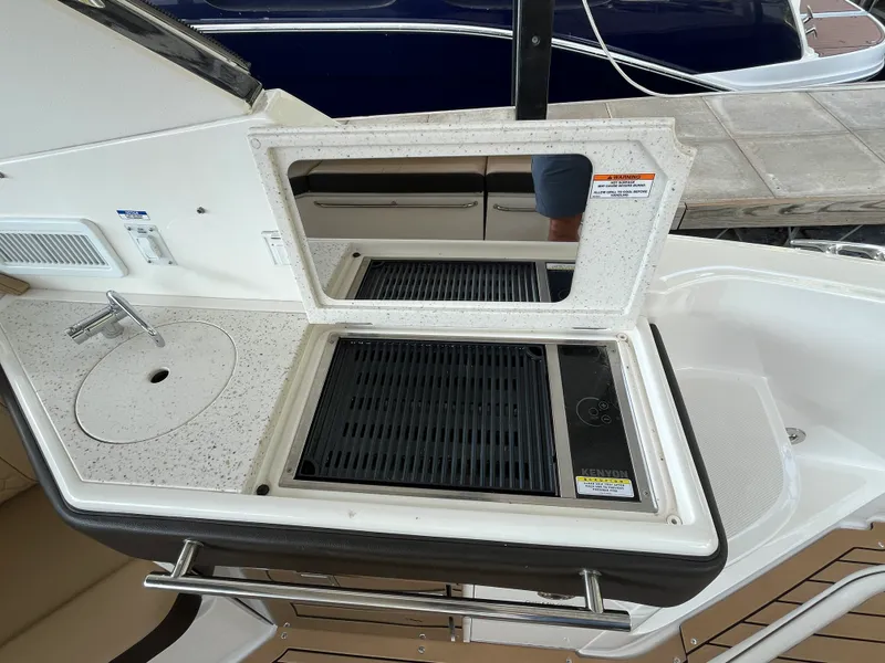 Slide: The Image of Sea Ray 320 SUNDANCER 2020 - 31