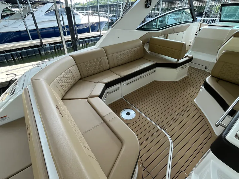 Slide: The Image of Sea Ray 320 SUNDANCER 2020 - 36