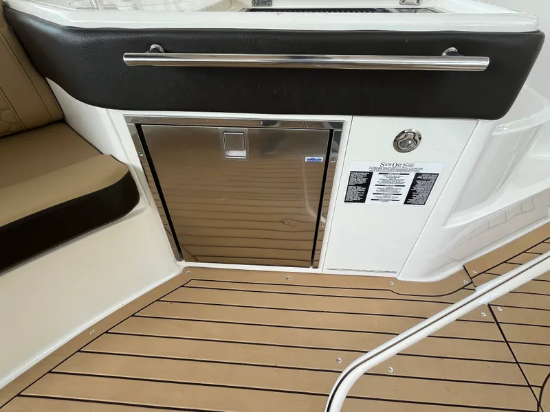 Slide: The Image of Sea Ray 320 SUNDANCER 2020 - 32
