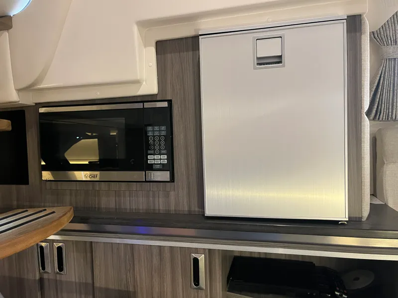 Slide: The Image of Sea Ray 320 SUNDANCER 2020 - 21