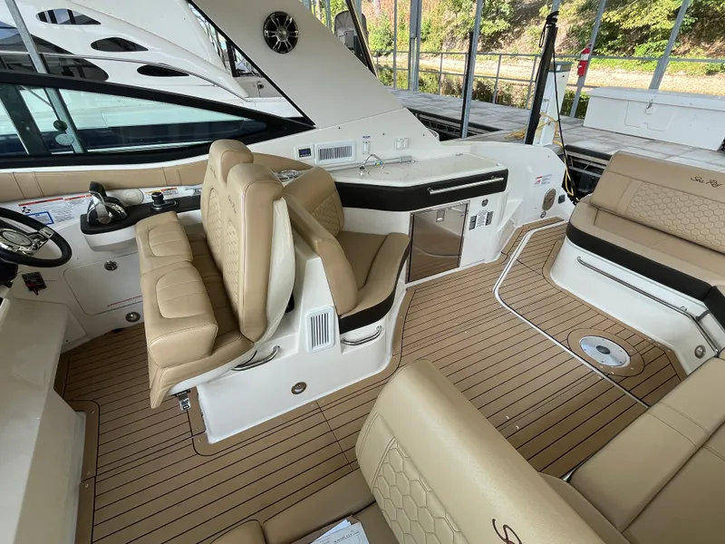 Slide: The Image of Sea Ray 320 SUNDANCER 2020 - 28