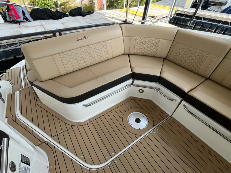Slide: The Image of Sea Ray 320 SUNDANCER 2020 - 35