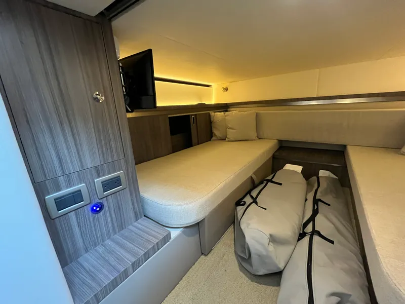 Slide: The Image of Sea Ray 320 SUNDANCER 2020 - 18