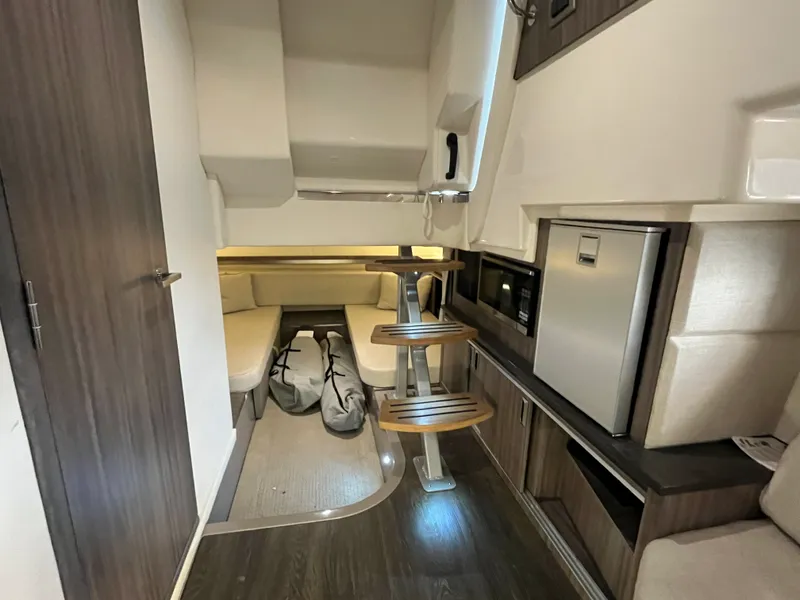 Slide: The Image of Sea Ray 320 SUNDANCER 2020 - 27
