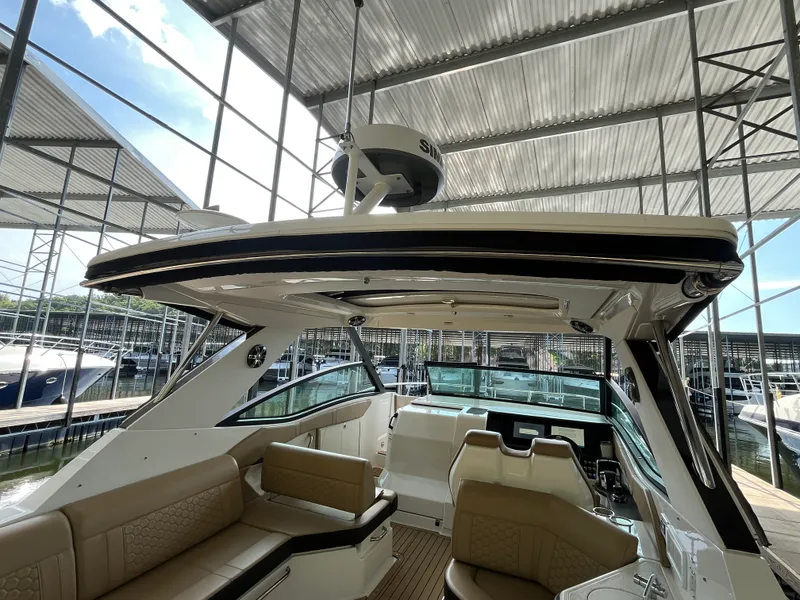 Slide: The Image of Sea Ray 320 SUNDANCER 2020 - 38