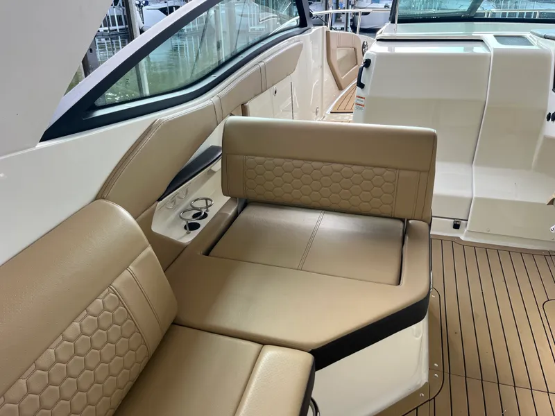 Slide: The Image of Sea Ray 320 SUNDANCER 2020 - 50