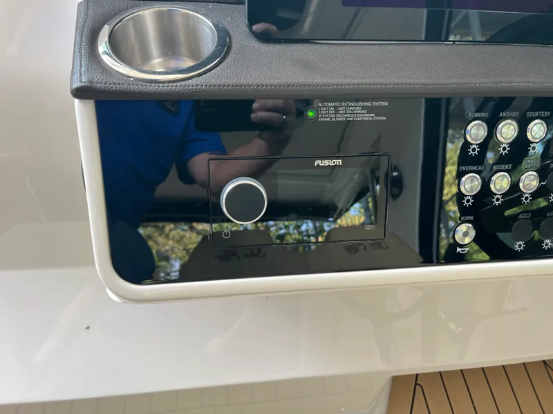 Slide: The Image of Sea Ray 320 SUNDANCER 2020 - 16