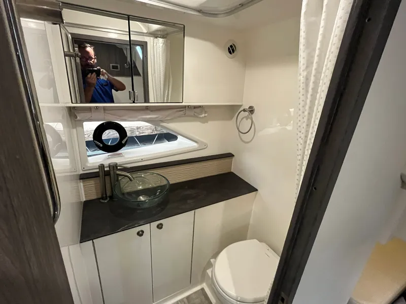 Slide: The Image of Sea Ray 320 SUNDANCER 2020 - 25