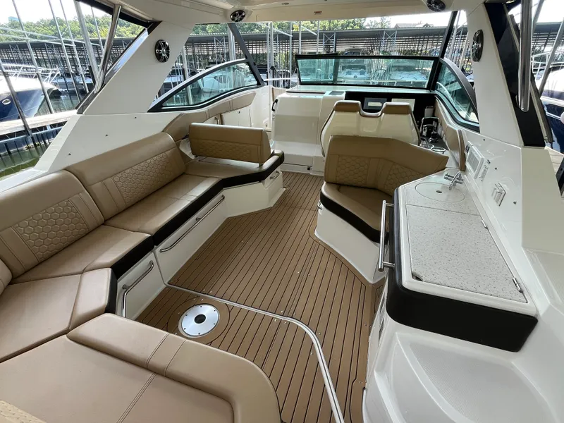 Slide: The Image of Sea Ray 320 SUNDANCER 2020 - 29