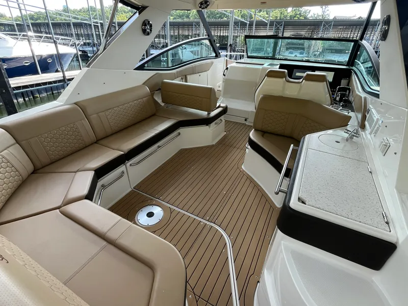 Slide: The Image of Sea Ray 320 SUNDANCER 2020 - 37