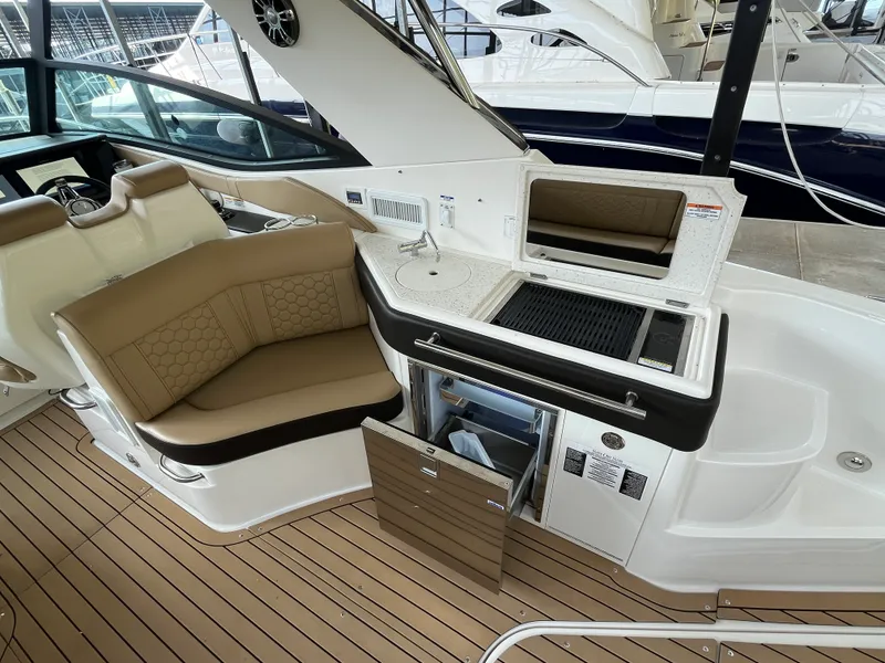 Slide: The Image of Sea Ray 320 SUNDANCER 2020 - 30