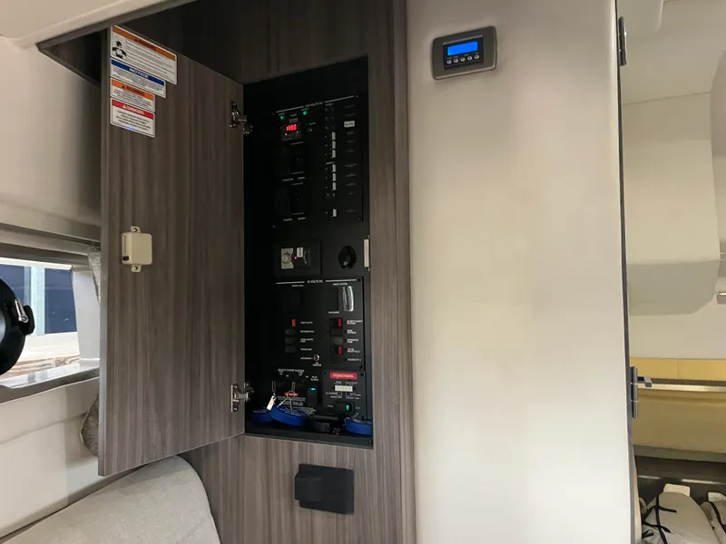 Slide: The Image of Sea Ray 320 SUNDANCER 2020 - 24