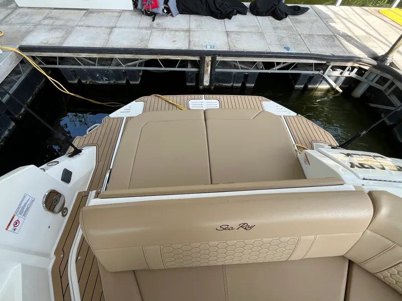 Slide: The Image of Sea Ray 320 SUNDANCER 2020 - 42