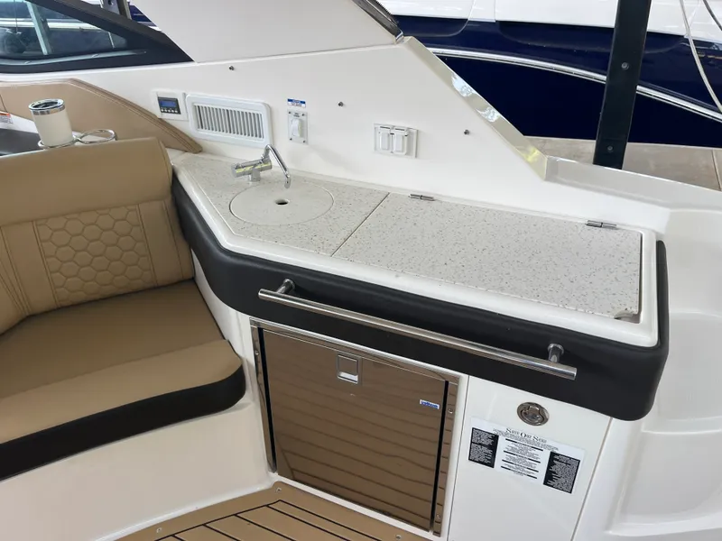 Slide: The Image of Sea Ray 320 SUNDANCER 2020 - 49