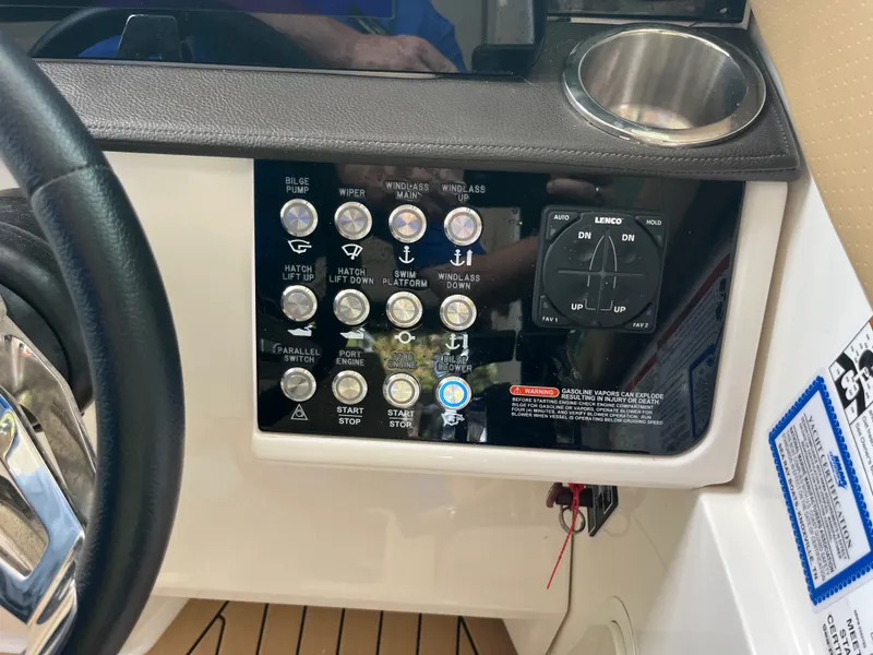 Slide: The Image of Sea Ray 320 SUNDANCER 2020 - 14