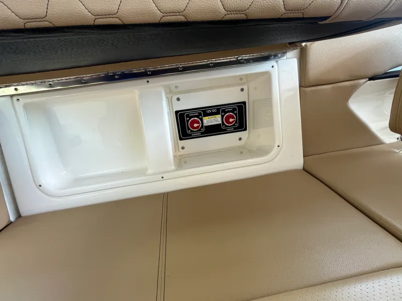 Slide: The Image of Sea Ray 320 SUNDANCER 2020 - 41