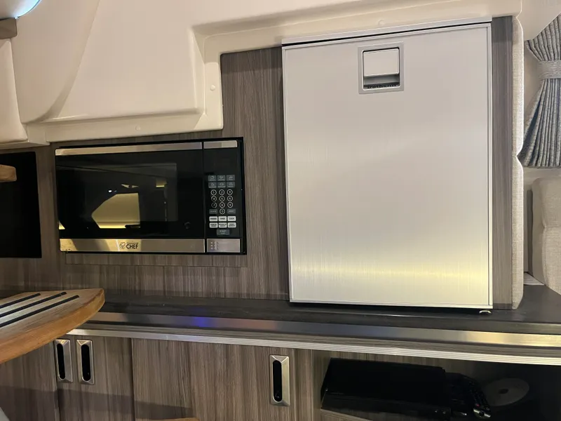 Slide: The Image of Sea Ray 320 SUNDANCER 2020 - 22