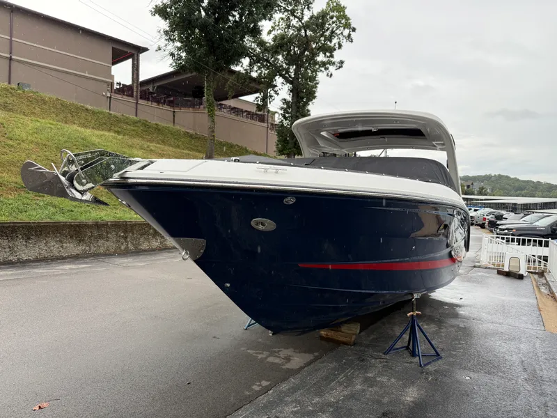 Slide: The Image of Sea Ray SLX 310 2027 - 4