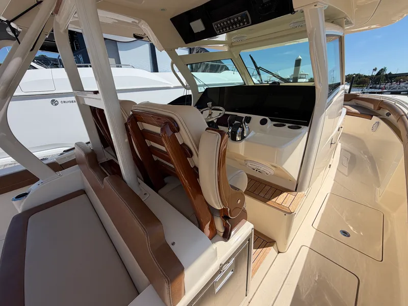 Slide: The Image of Scout 380 LXF 2019 - 11