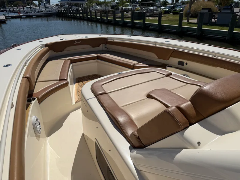 Slide: The Image of Scout 380 LXF 2019 - 18