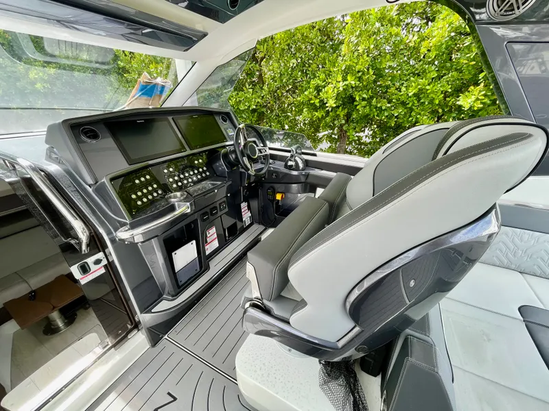 Slide: The Image of Galeon 325 GTO 2023 - 5