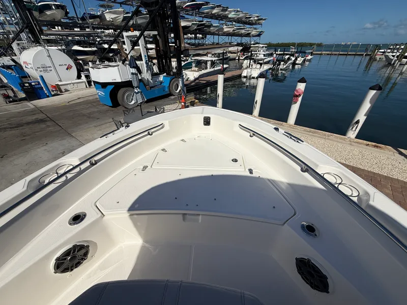 Slide: The Image of Boston Whaler 220 Dauntless 2027 - 9