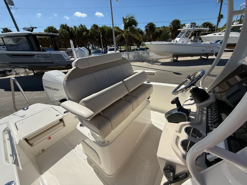 Slide: The Image of Boston Whaler 220 Dauntless 2027 - 22