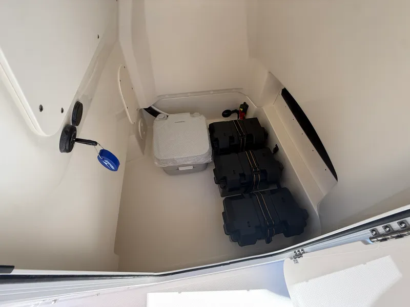 Slide: The Image of Boston Whaler 220 Dauntless 2027 - 20