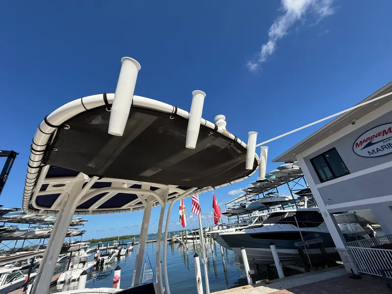 Slide: The Image of Boston Whaler 220 Dauntless 2027 - 30