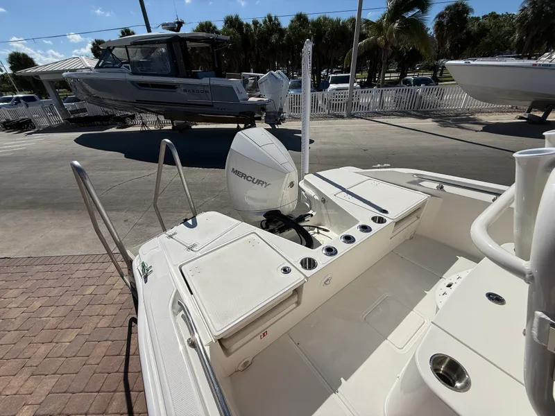 Slide: The Image of Boston Whaler 220 Dauntless 2027 - 25