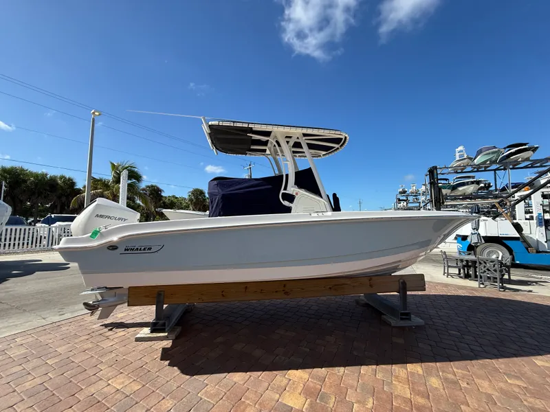 Slide: The Image of Boston Whaler 220 Dauntless 2027 - 6