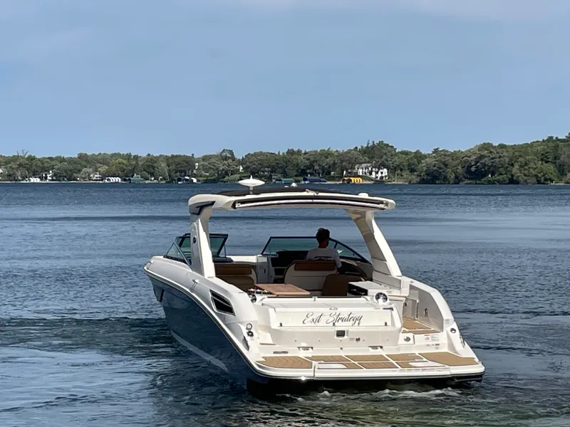 Slide: The Image of Sea Ray 350 SLX 2022 - 5